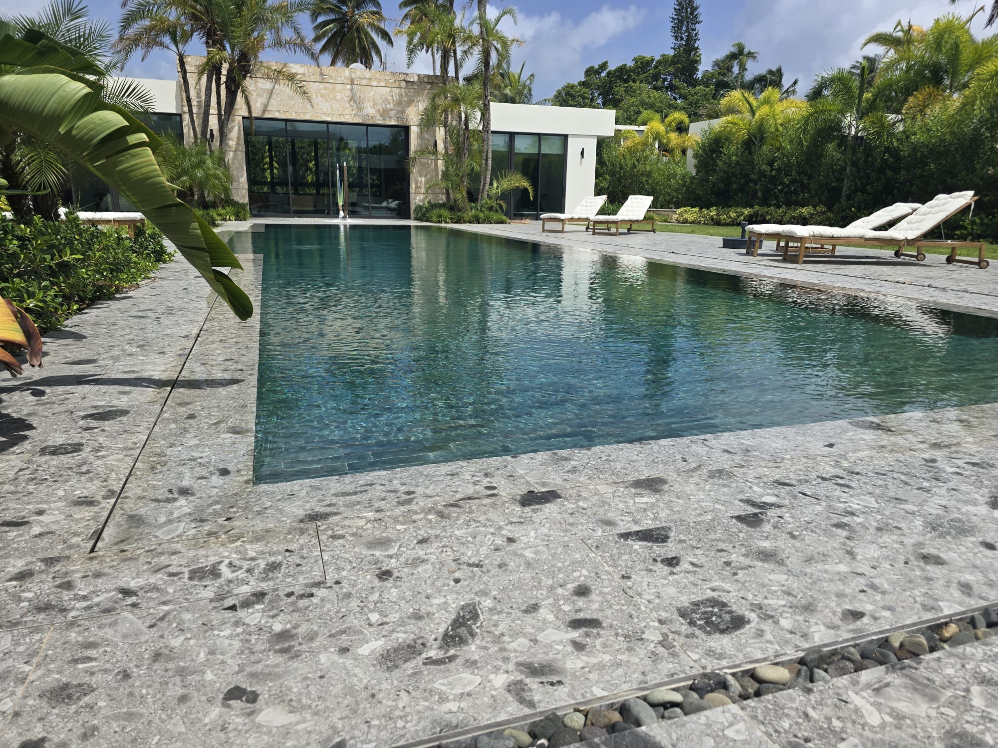 Piscina moderna con deck de piedra terminada por Astacio Pool and Contractors