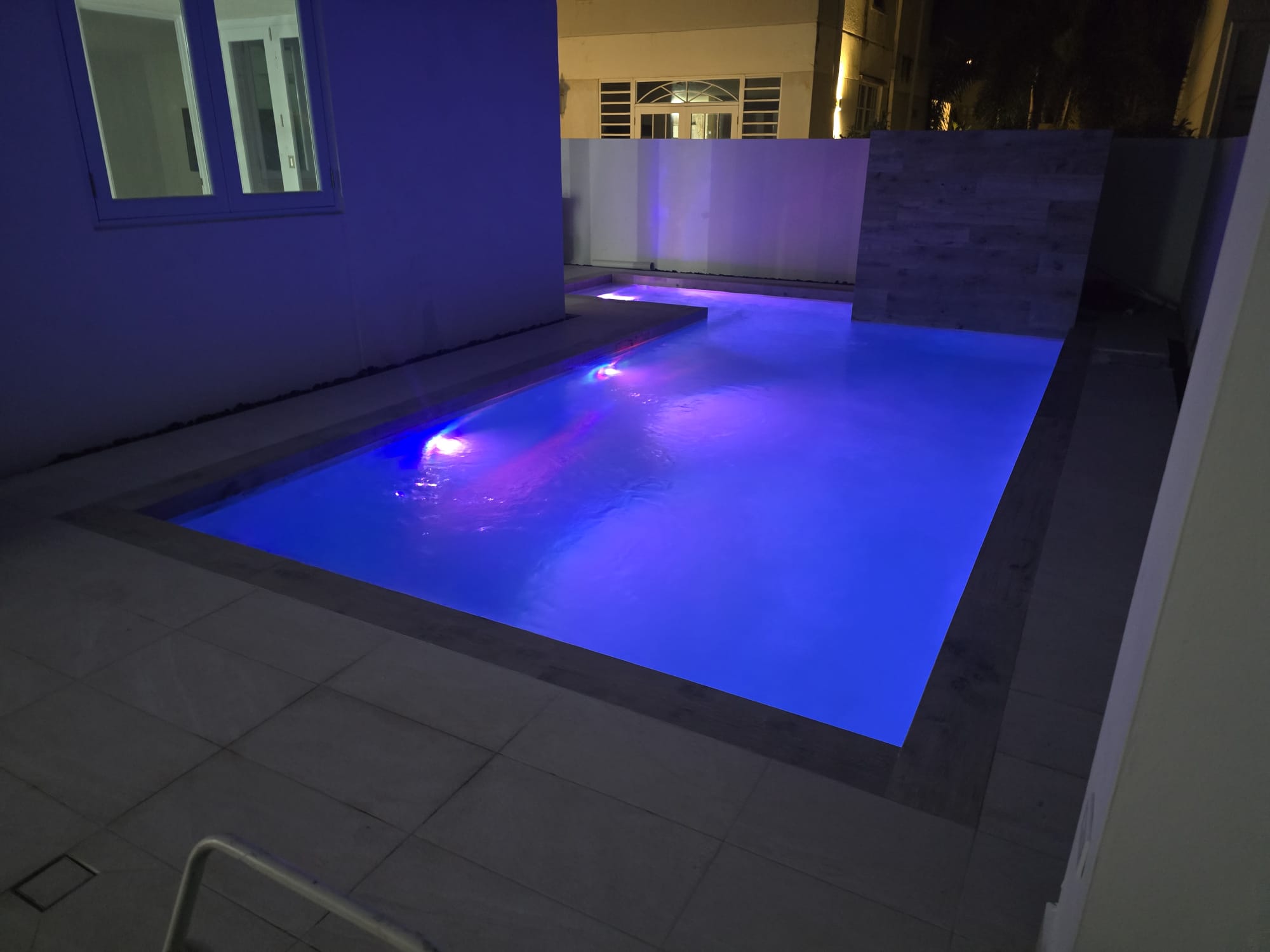 Piscina con vista al mar en la costa oeste
