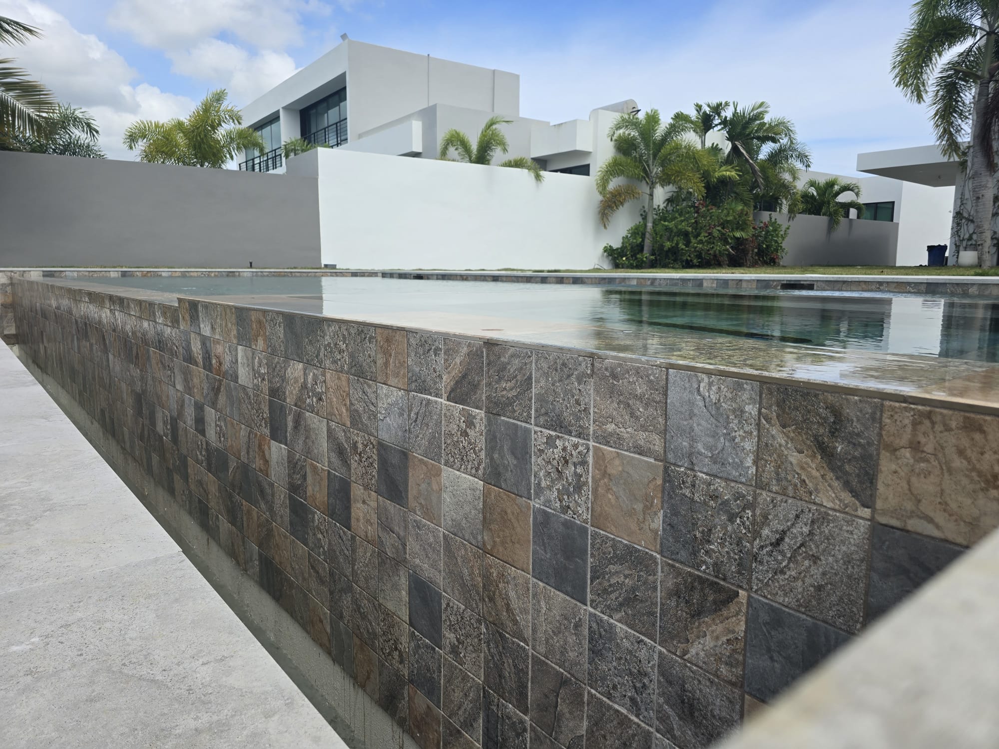 Piscina terminada por Astacio Pool and Contractors