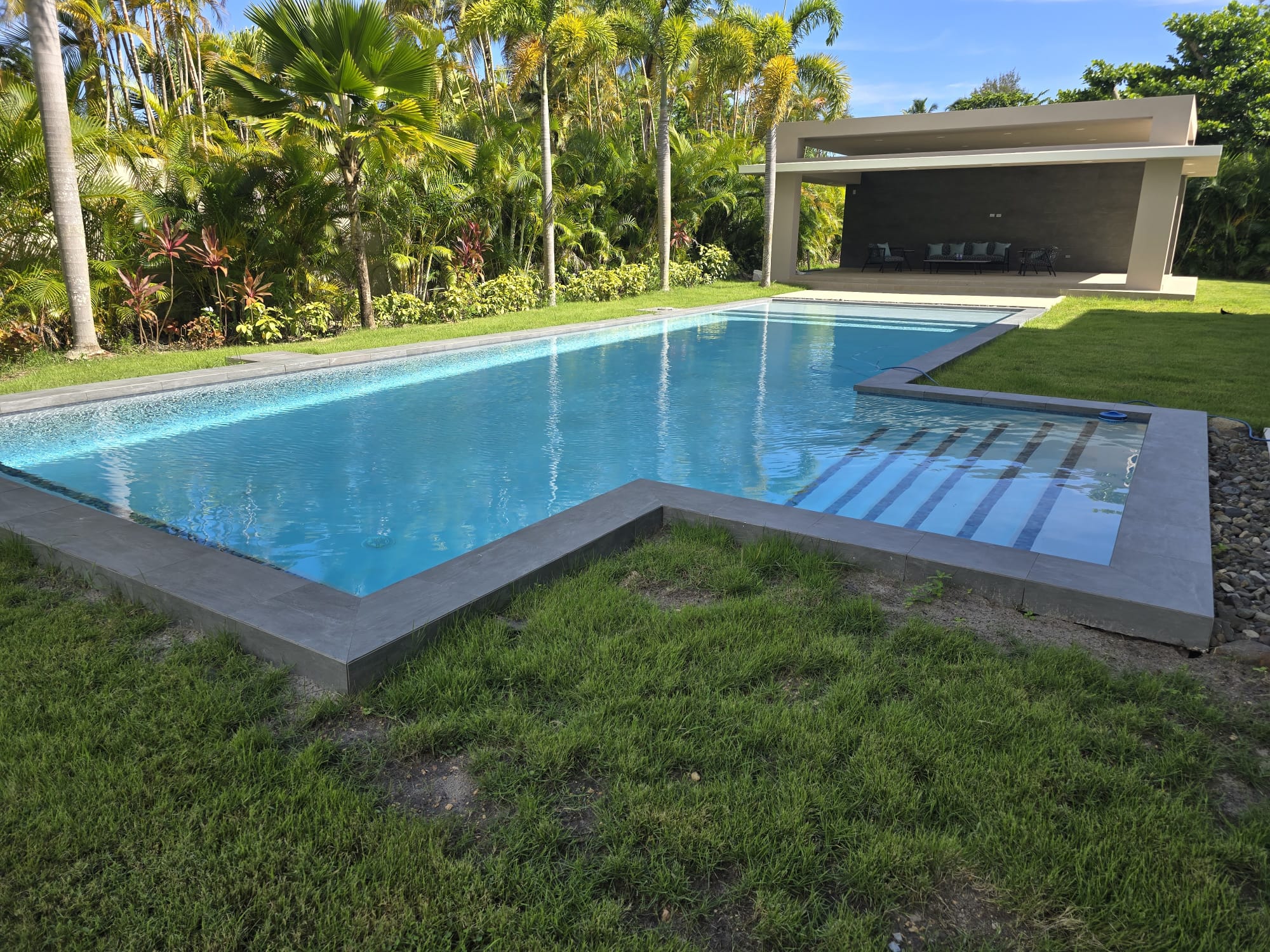 Piscina terminada por Astacio Pool and Contractors