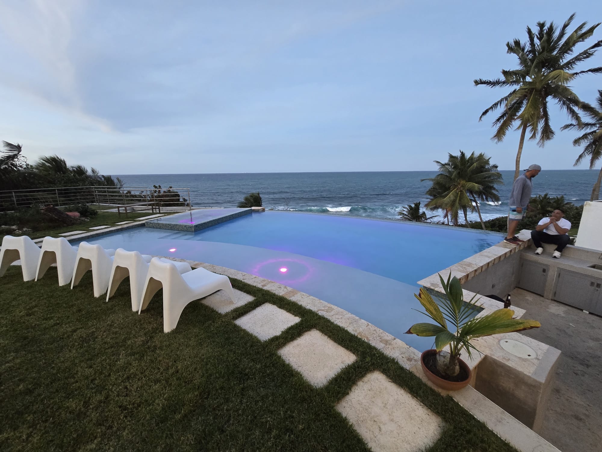 Piscina terminada por Astacio Pool and Contractors