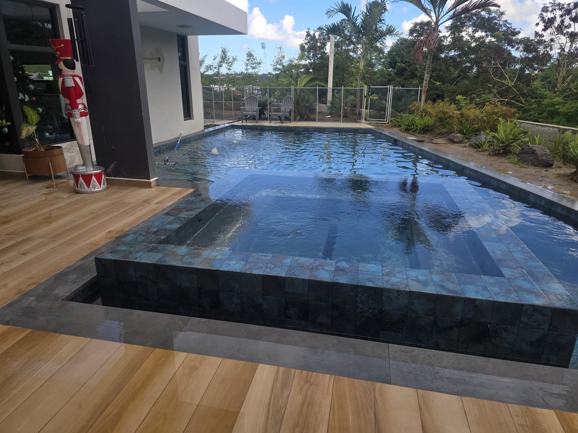 Piscina terminada por Astacio Pool and Contractors
