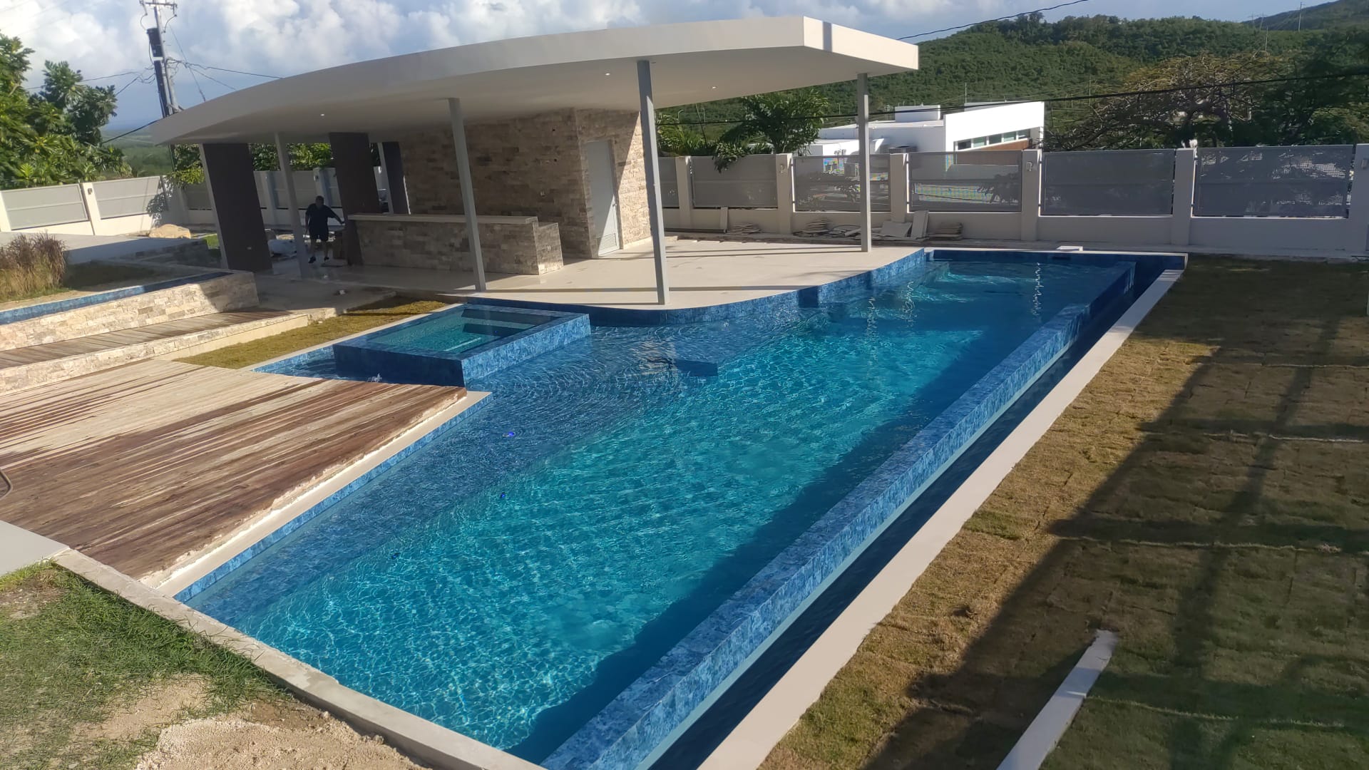 Piscina residencial integrada en el jardín de una vivienda